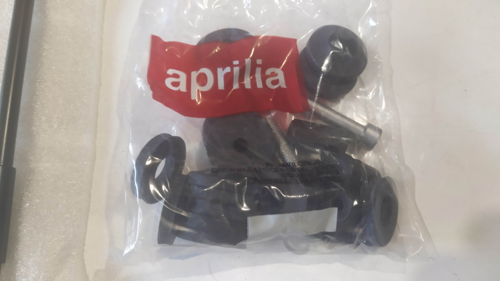 attacchi per parabrezza ap8790086 e ap87911934 aprilia scarabeo 50 ´93 - ´06