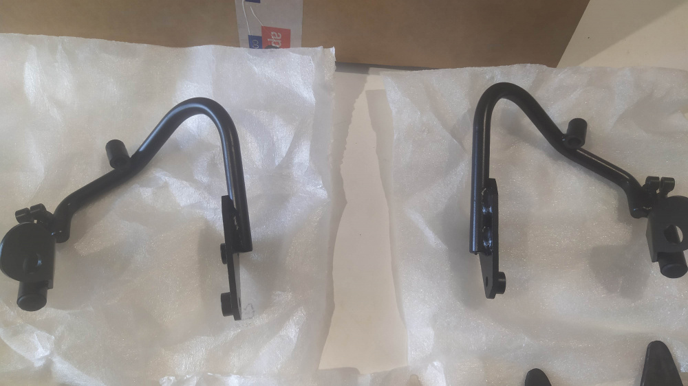 attacchi per parabrezza ap8791064 originali aprilia leonardo 125 / 150 cc. ´96 - ´02