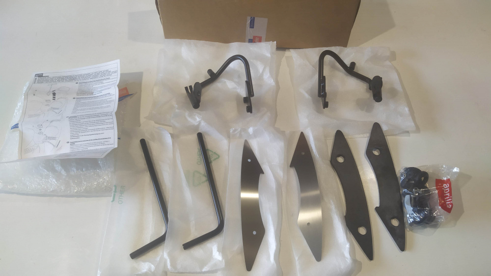 attacchi per parabrezza ap8791064 originali aprilia leonardo 125 / 150 cc. ´96 - ´02