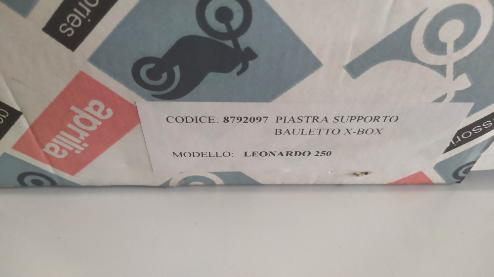 supporto piastra aggancio bauletto x-box aprilia leonardo 250
