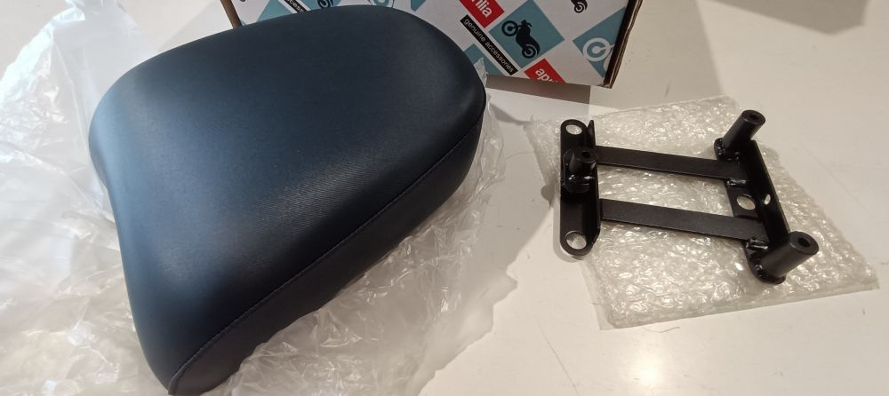 sellino passeggero nuovo con attacco aprilia scarabeo 50 ´99