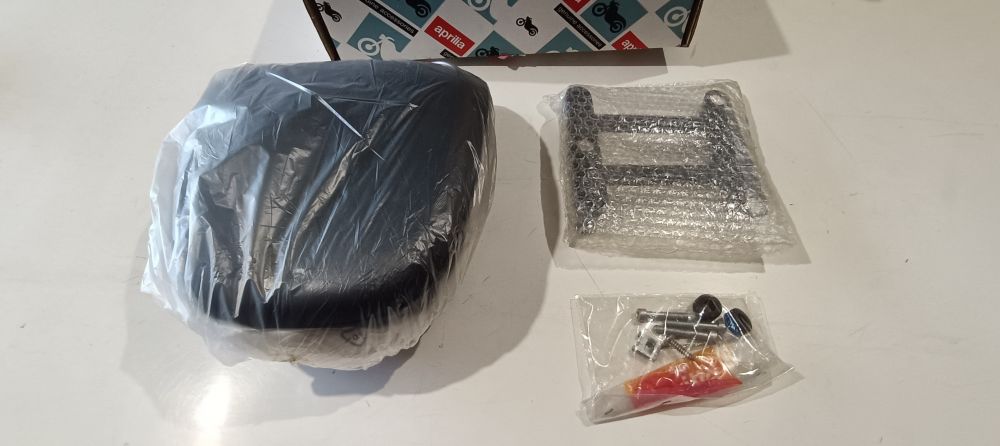 sellino passeggero nuovo con attacco aprilia scarabeo 50 ´99