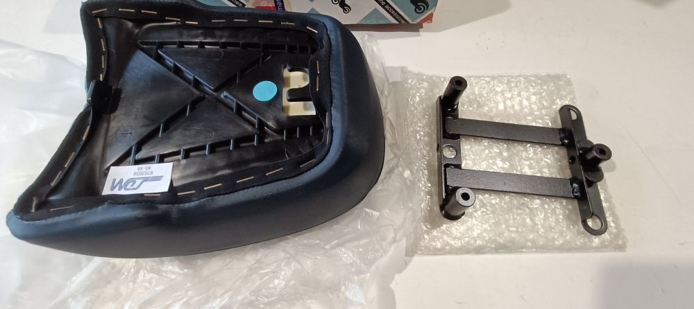 sellino passeggero nuovo con attacco aprilia scarabeo 50 ´99
