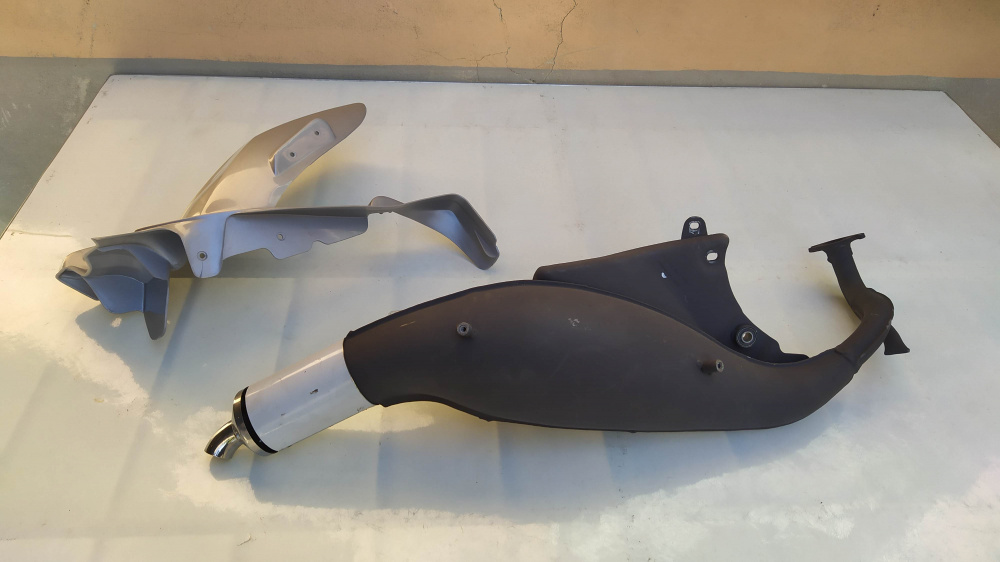 marmitta originale aprilia area 51 con rulli e parafango originale