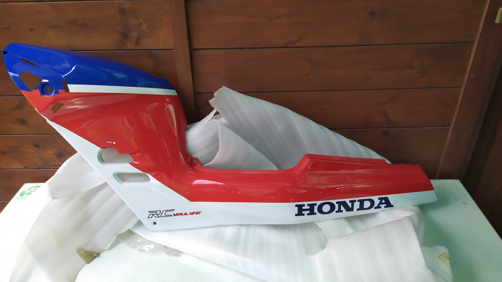 carena posteriore sx blu/rossa/bianca honda nsr 125 r - due attacchi rovinati -