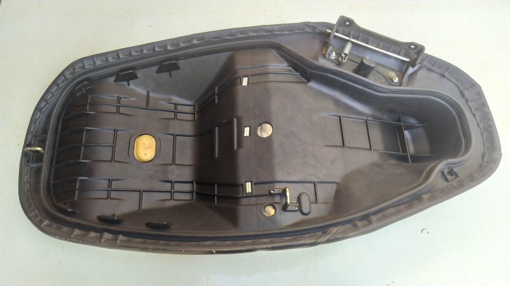 sella usata honda foresight senza difetti di cuciture ha delle macchie superficiali sulla seduta