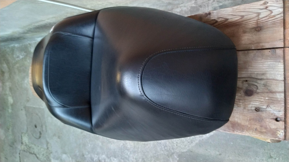 sella usata nera con piccoli buchi sulla seduta per honda foresight 250