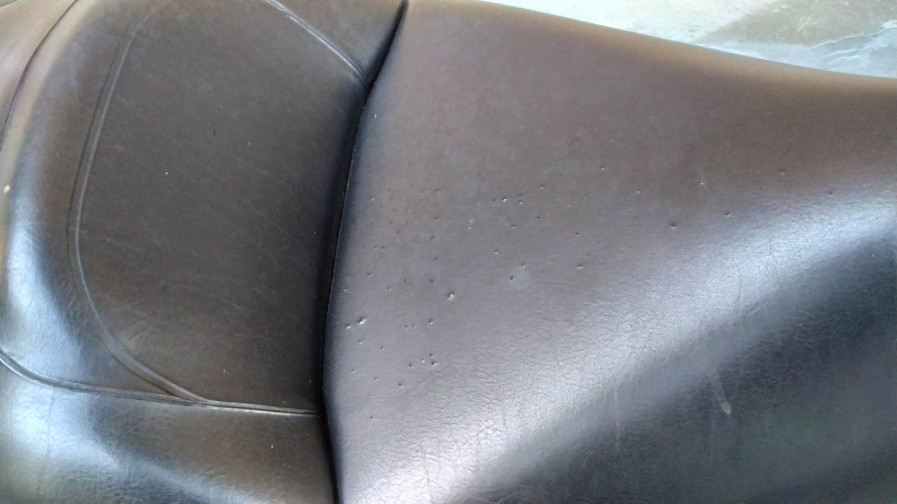 sella usata nera con piccoli buchi sulla seduta per honda foresight 250