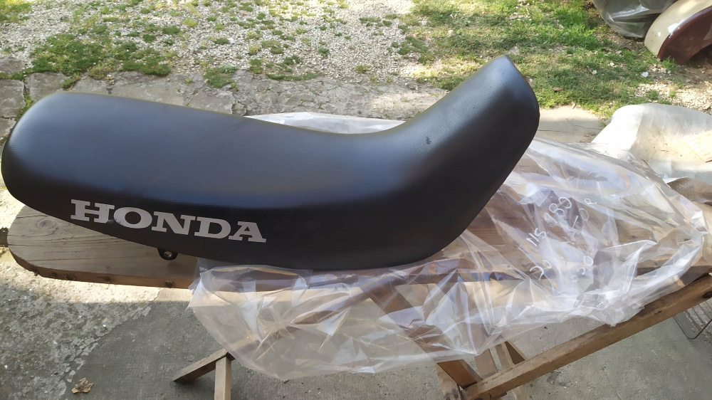 sella nuova nera con segni sulla scritta honda dominator 650 anni 90