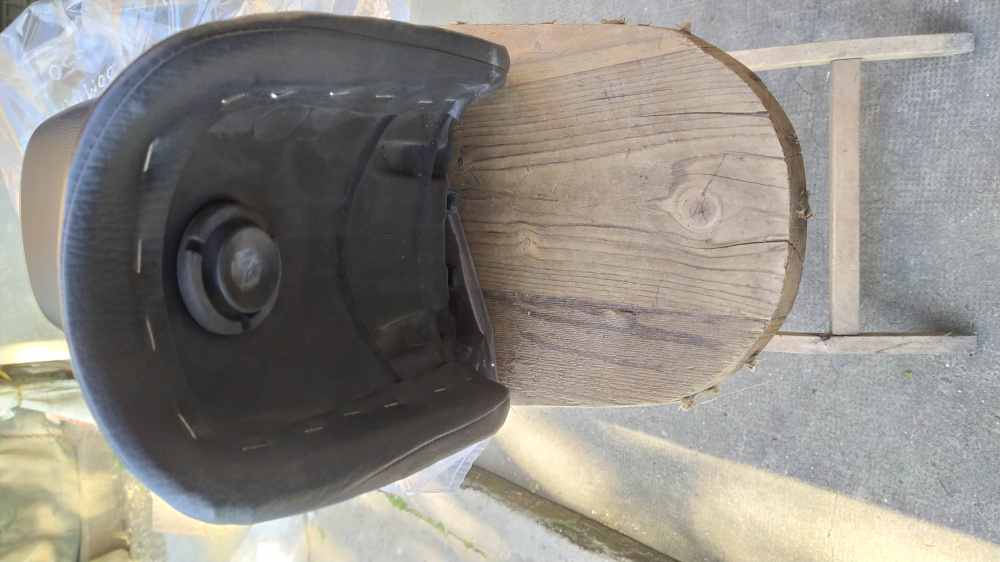 sella nuova nera con segni sulla scritta honda dominator 650 anni 90