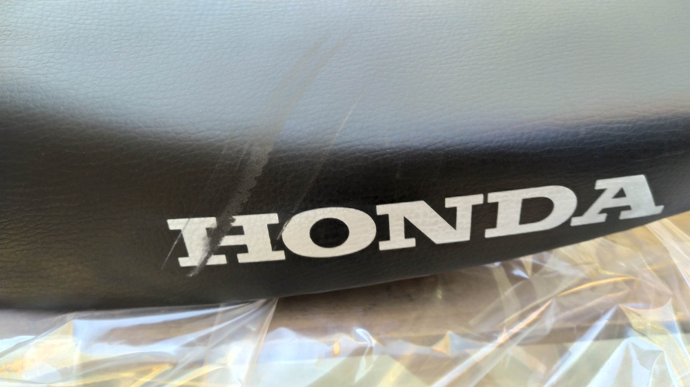 sella nuova nera con segni sulla scritta honda dominator 650 anni 90