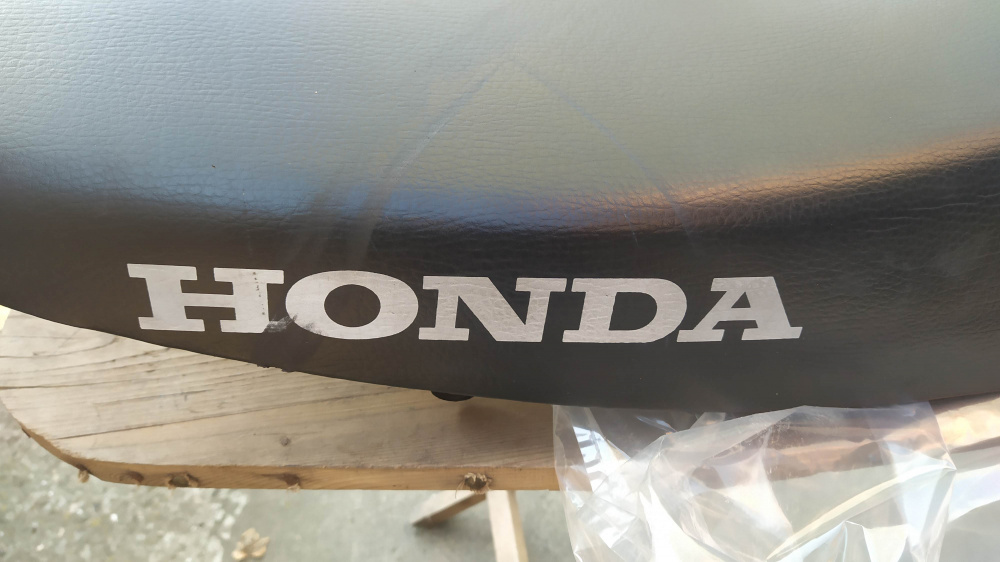 sella nuova nera con segni sulla scritta honda dominator 650 anni 90