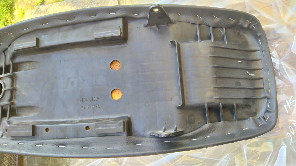 sella nuova nera con segni sulla scritta honda dominator 650 anni 90