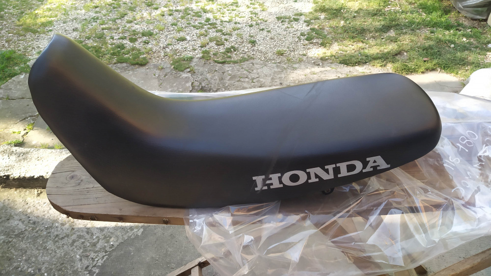sella nuova nera con segni sulla scritta honda dominator 650 anni 90