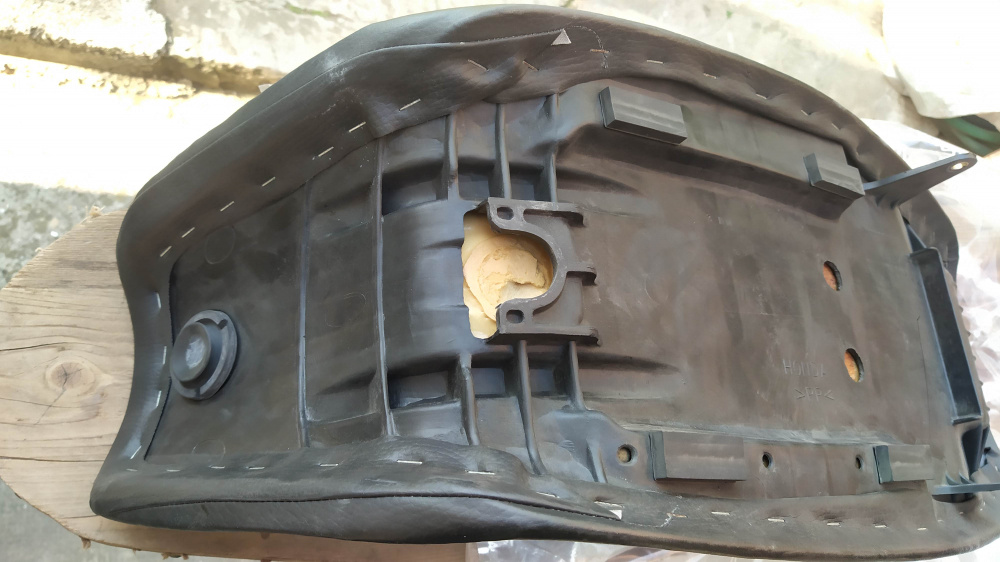 sella nuova nera con segni sulla scritta honda dominator 650 anni 90