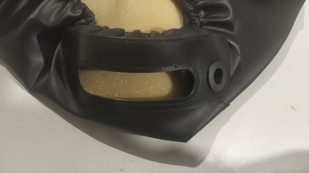 copertina sella pelle e gommapiuma con foro serratura piaggio zip