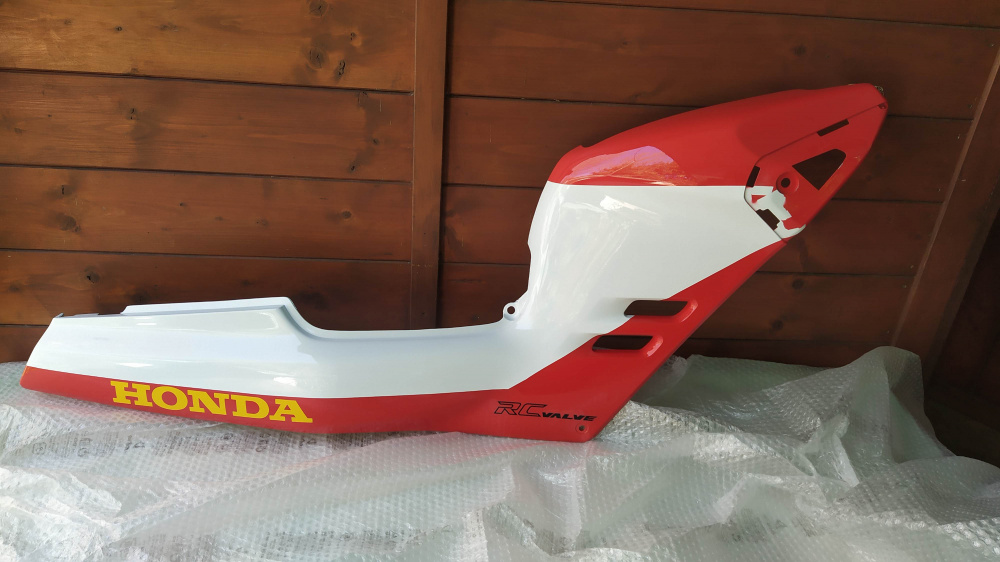 coppia carene posteriori bianco/arancio honda nsr 125 r - una con attacco rotto -