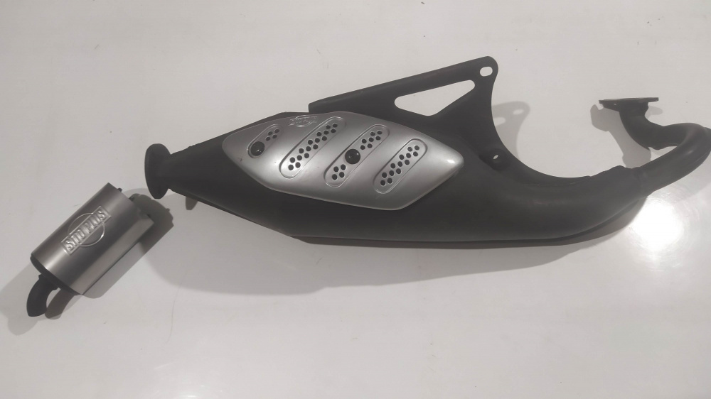 marmitta sito 0571 con silenziatore aprilia sr ´97 - ´00 motore orizzontale - rally aria - la marmitta presenta segni di stoccaggio -