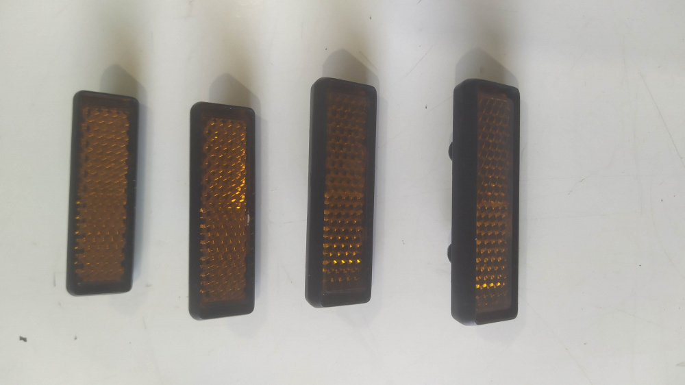 lotto 12 catarifrangente per pedali ciclo vintage - qt. 6 cat eye 0217 / qt. 2 cat eye 0223 / qt. 4 senza codici piu attacchi e dadi
