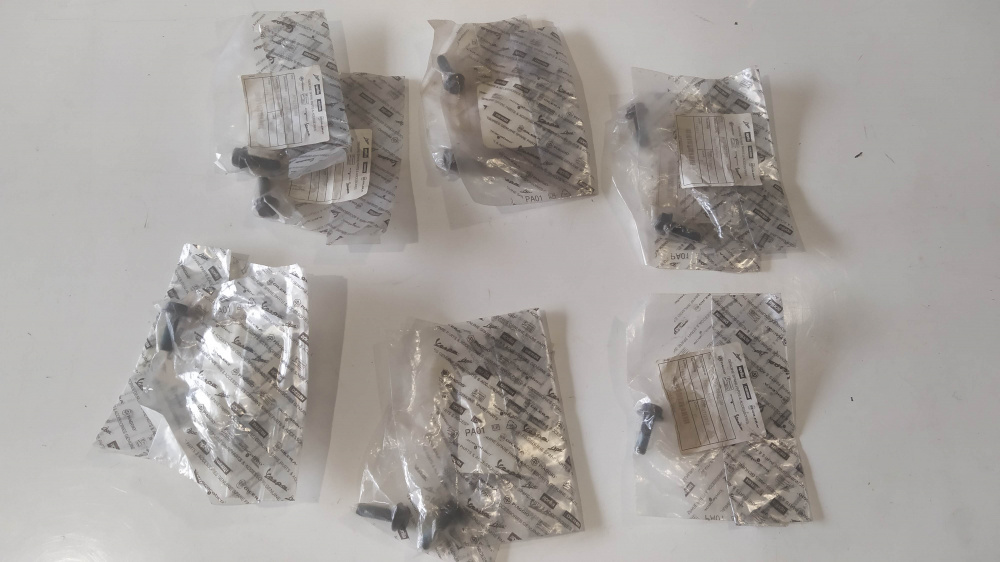 vendo 12 buloni 8.8 testa 13 - diametro 0.8 - filettatura 25