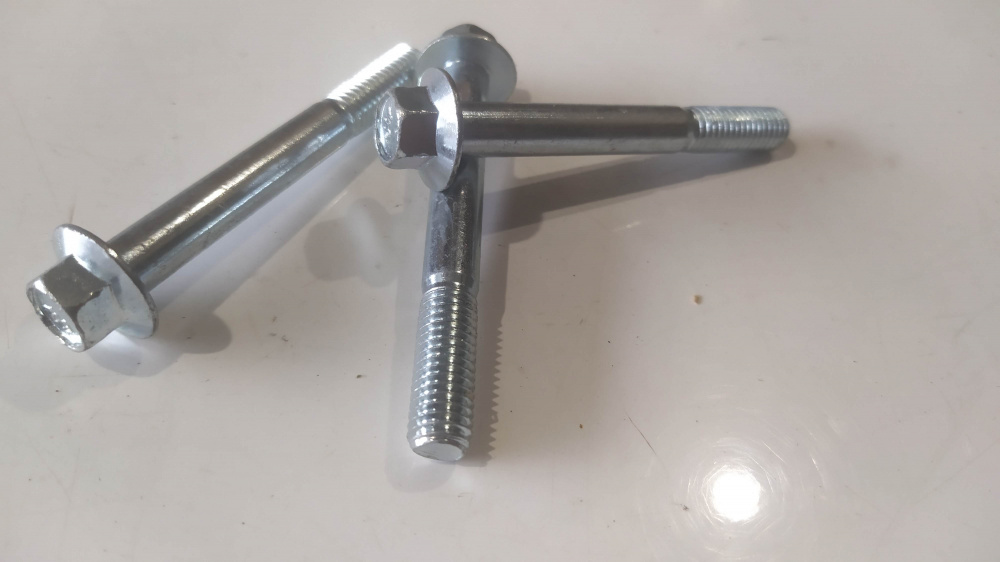 vendo 3 buloni 10.9 testa 10 - diametro 0.8 - lunghezza totale 65 - lunghezza filettatura 21