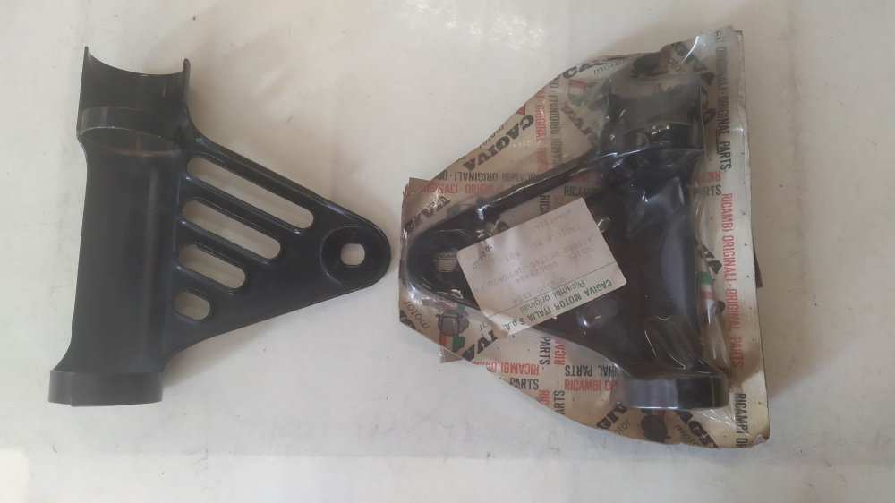 coppia supporti faro neri cagiva sxt sst 125 international ´79 - sst sxt harley ´78 - sst 125 ´78 - il sx ha segni di stoccaggio -