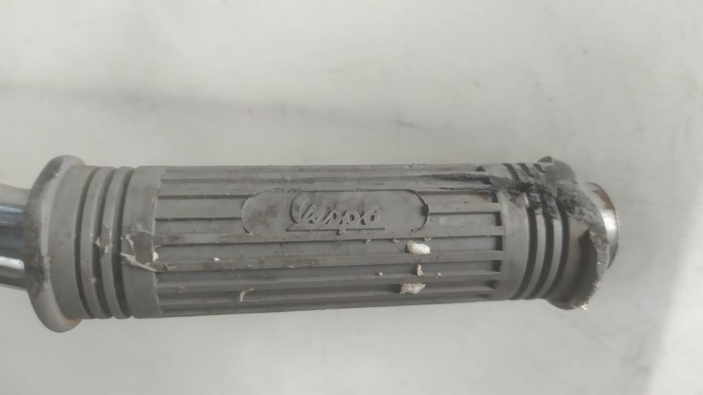 modanatura laterale perimetrale originale usata con poggiapiedi per vespa solo un lato - ha punti di ruggine -