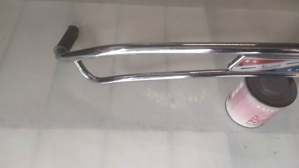 modanatura laterale perimetrale originale usata con poggiapiedi per vespa solo un lato - ha punti di ruggine -