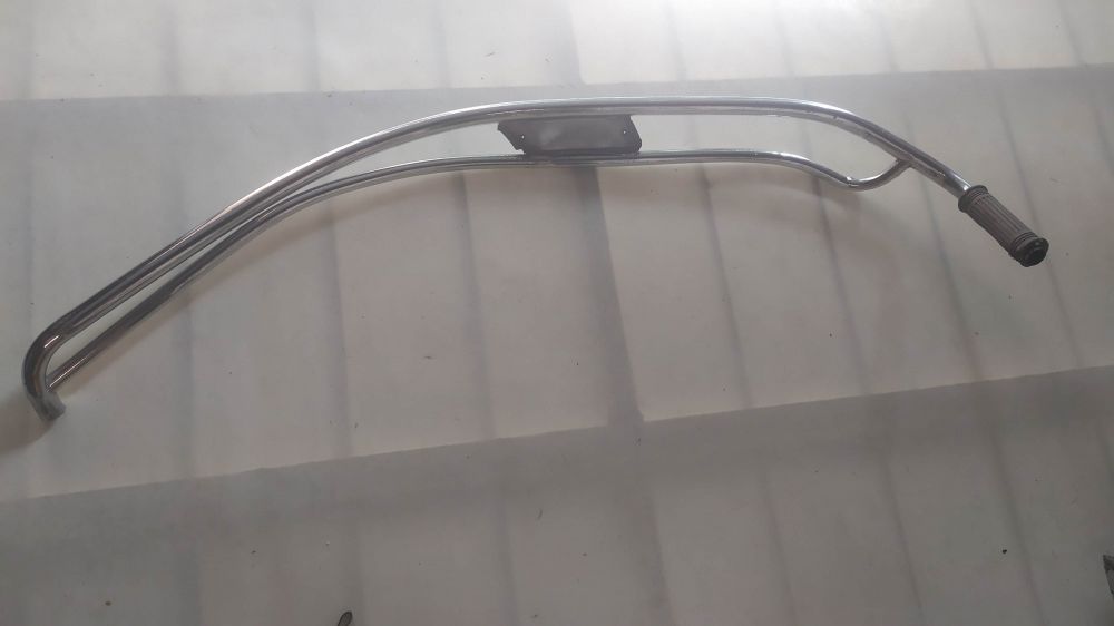 modanatura laterale perimetrale originale usata con poggiapiedi per vespa solo un lato - ha punti di ruggine -