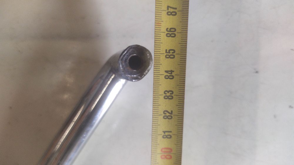 modanatura laterale perimetrale originale usata con poggiapiedi per vespa solo un lato - ha punti di ruggine -