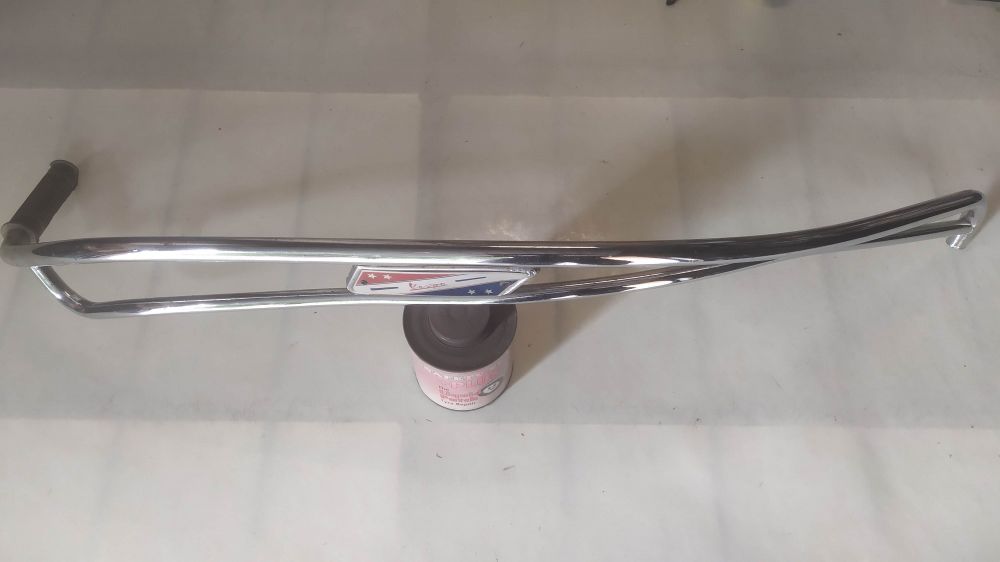 modanatura laterale perimetrale originale usata con poggiapiedi per vespa solo un lato - ha punti di ruggine -