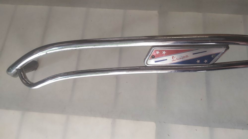 modanatura laterale perimetrale originale usata con poggiapiedi per vespa solo un lato - ha punti di ruggine -