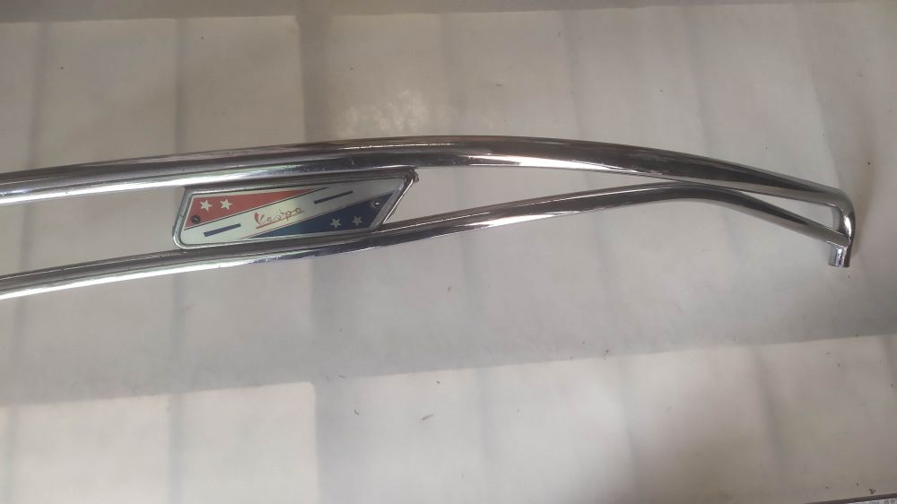 modanatura laterale perimetrale originale usata con poggiapiedi per vespa solo un lato - ha punti di ruggine -