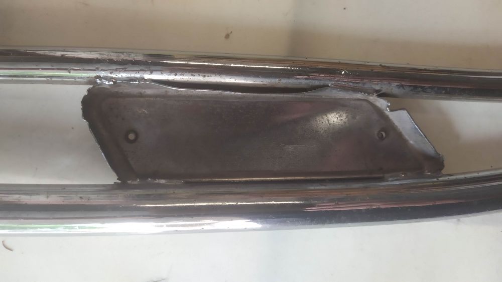 modanatura laterale perimetrale originale usata con poggiapiedi per vespa solo un lato - ha punti di ruggine -