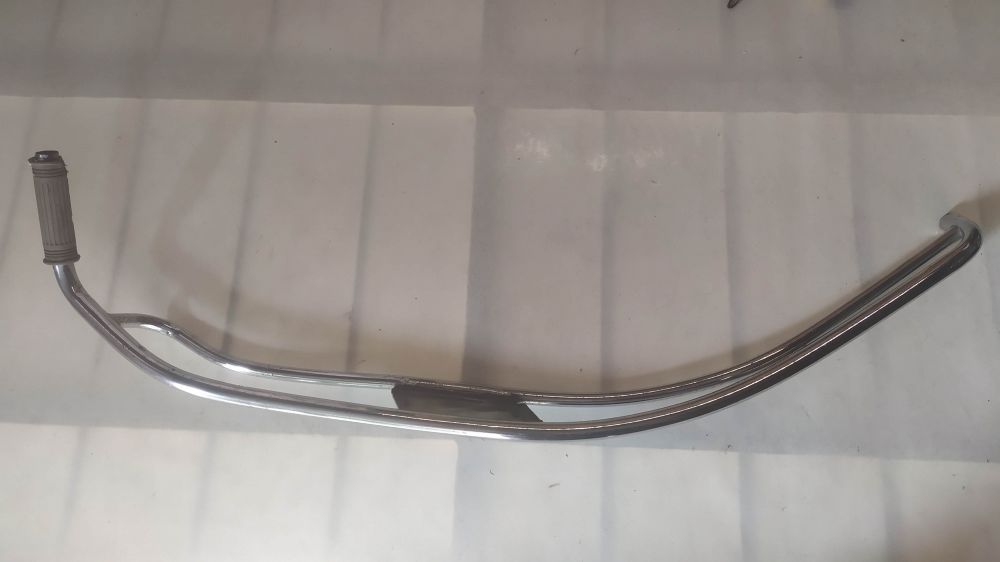 modanatura laterale perimetrale originale usata con poggiapiedi per vespa solo un lato - ha punti di ruggine -