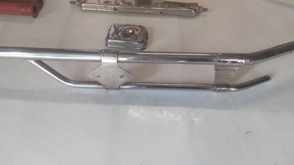 coppia modanature perimetrali laterali usate per vespa o lambretta - non conosco il modello - presentano punti di ruggine -