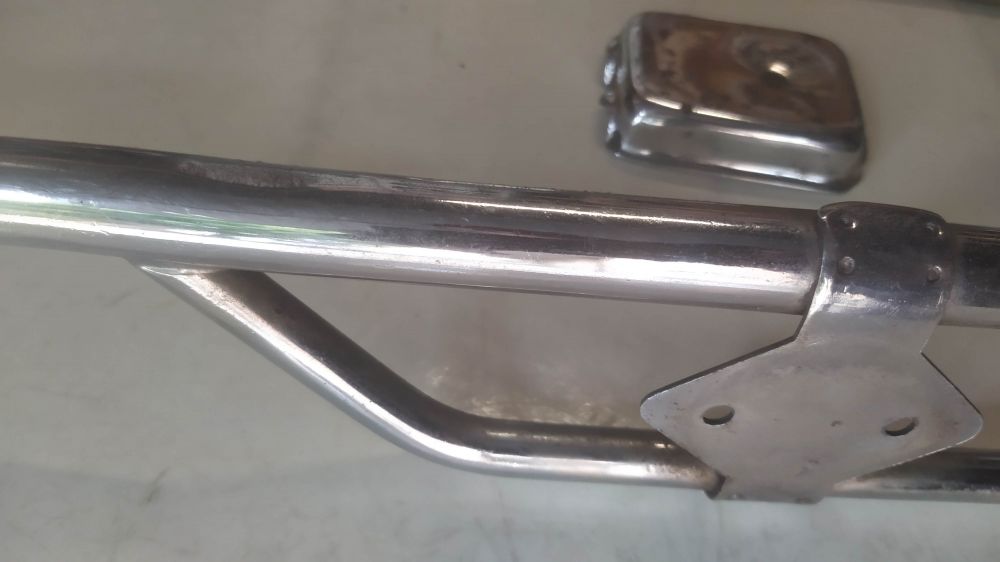 coppia modanature perimetrali laterali usate per vespa o lambretta - non conosco il modello - presentano punti di ruggine -