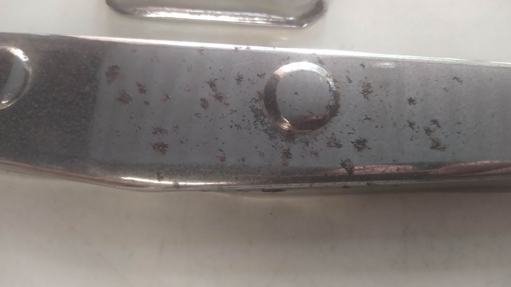 coppia modanature perimetrali laterali usate per vespa o lambretta - non conosco il modello - presentano punti di ruggine -