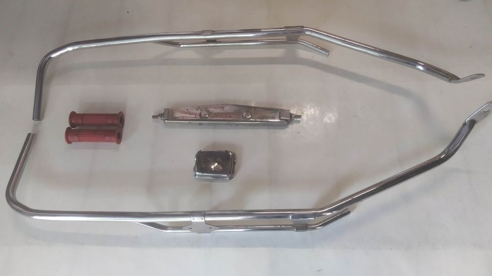 coppia modanature perimetrali laterali usate per vespa o lambretta - non conosco il modello - presentano punti di ruggine -