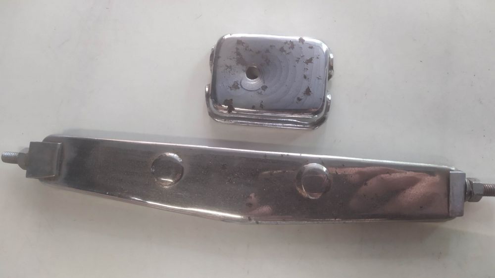 coppia modanature perimetrali laterali usate per vespa o lambretta - non conosco il modello - presentano punti di ruggine -