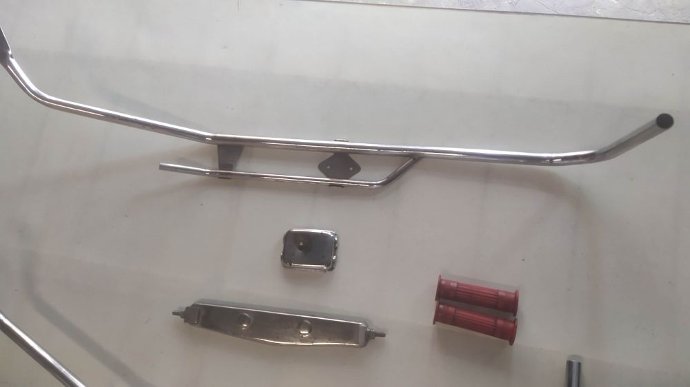 coppia modanature perimetrali laterali usate per vespa o lambretta - non conosco il modello - presentano punti di ruggine -