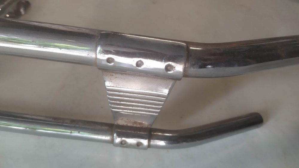 coppia modanature perimetrali laterali usate per vespa o lambretta - non conosco il modello - presentano punti di ruggine -