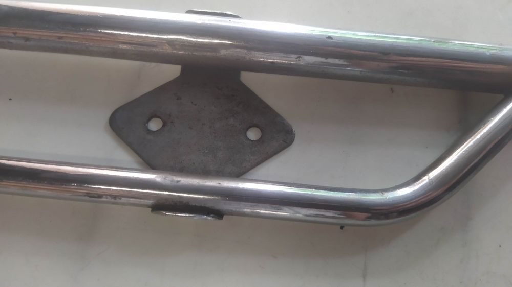 coppia modanature perimetrali laterali usate per vespa o lambretta - non conosco il modello - presentano punti di ruggine -