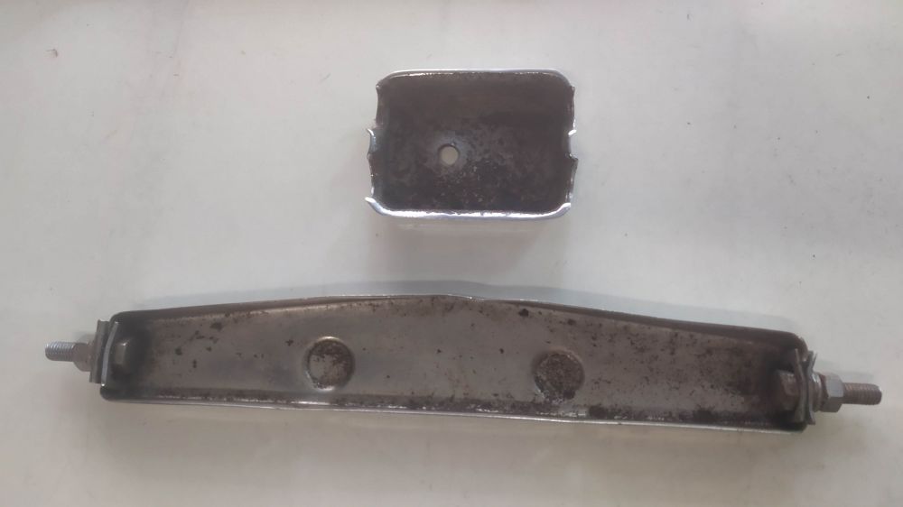 coppia modanature perimetrali laterali usate per vespa o lambretta - non conosco il modello - presentano punti di ruggine -