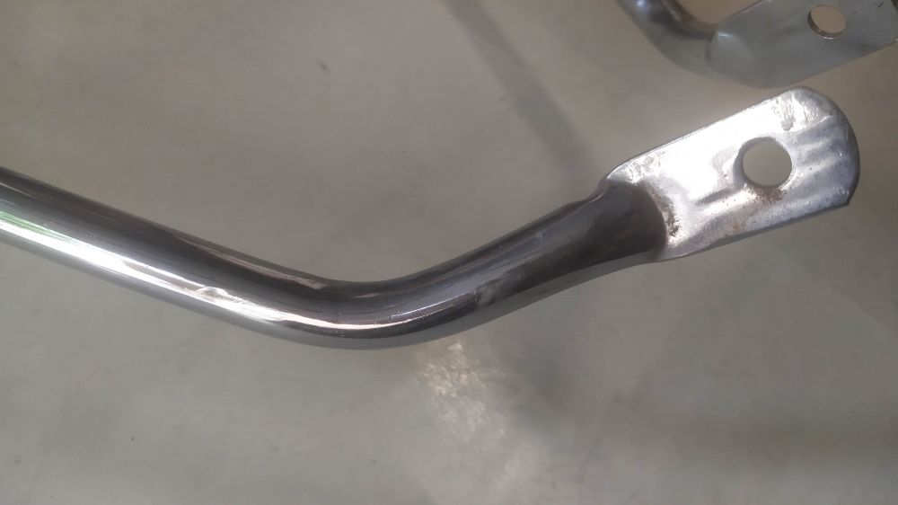 coppia modanature perimetrali laterali usate per vespa o lambretta - non conosco il modello - presentano punti di ruggine -