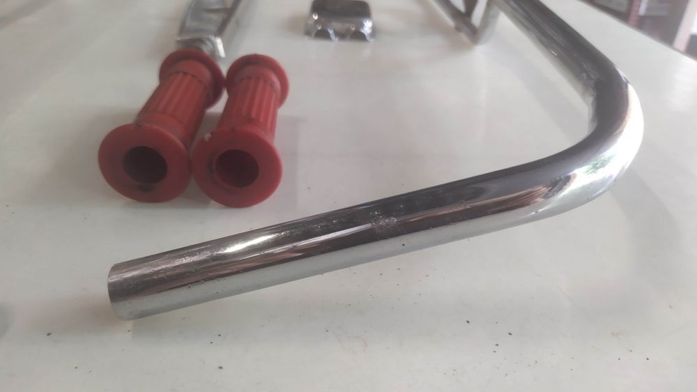 coppia modanature perimetrali laterali usate per vespa o lambretta - non conosco il modello - presentano punti di ruggine -