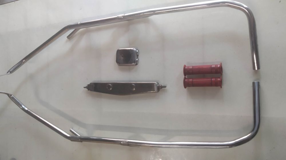 coppia modanature perimetrali laterali usate per vespa o lambretta - non conosco il modello - presentano punti di ruggine -