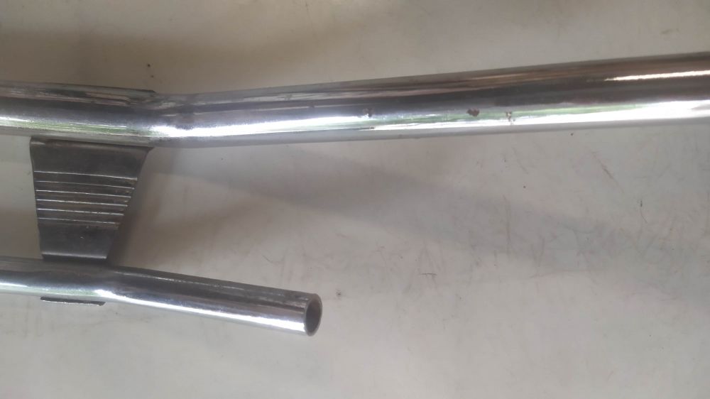 coppia modanature perimetrali laterali usate per vespa o lambretta - non conosco il modello - presentano punti di ruggine -