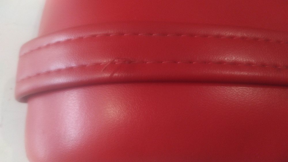 sella passeggero rossa ducati 748 / 916 / 996 / 998 - la sella e nuova ha un filo tirato nella cucitura come foto -