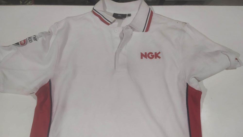 t-shirt e pantaloni corti ngk ducati corse special edition 2011 taglia m - la maglietta ha preso il colore rosso in alcuni punti -